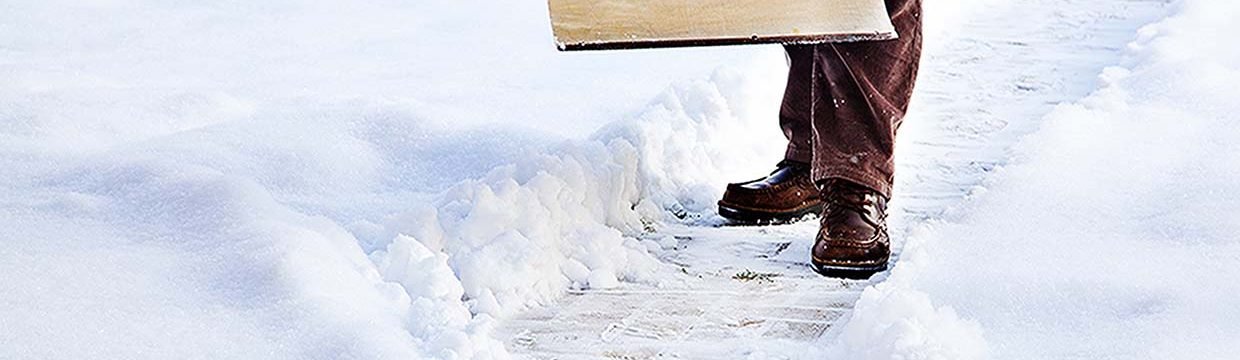 Mann mit Schneeschieber